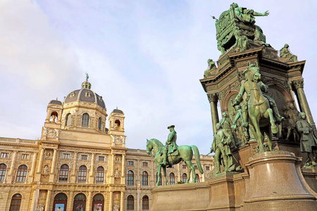 美丽的风景著名的自然历史博物馆自然历史博物馆在玛丽特雷斯普茨广场和雕塑在维也纳奥地利
