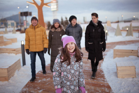 在冬天的冰场户外散步大家庭