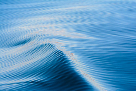 秘鲁蒂蒂卡湖的蓝色波浪
