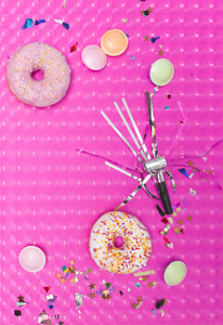 粉色背景甜甜圈嘉年华用具图片