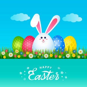 明亮的贺卡, 手写题词快乐复活节。复古文字。复活节兔子在绿色草和春天的花的背景上的蛋的形式