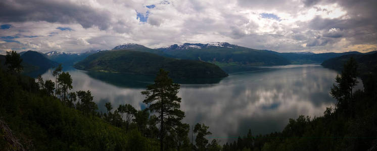 挪威的InnvikfjordenInnvik和Utvik村的景观全景