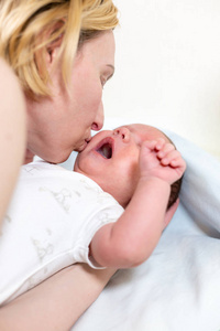 家庭 父母和儿童护理概念快乐妈妈接吻的可爱宝宝