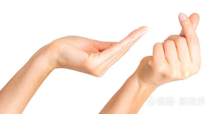 用两根手指拿着东西的女人手