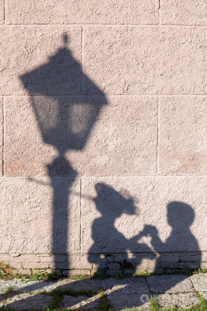 一对相爱的情侣在墙上的影子照片-正版商用图片17pz58-摄图新视界