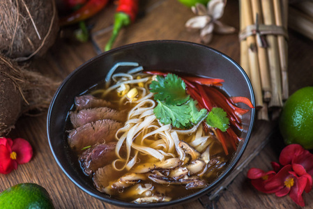 木桌黑碗中的越南PHO汤