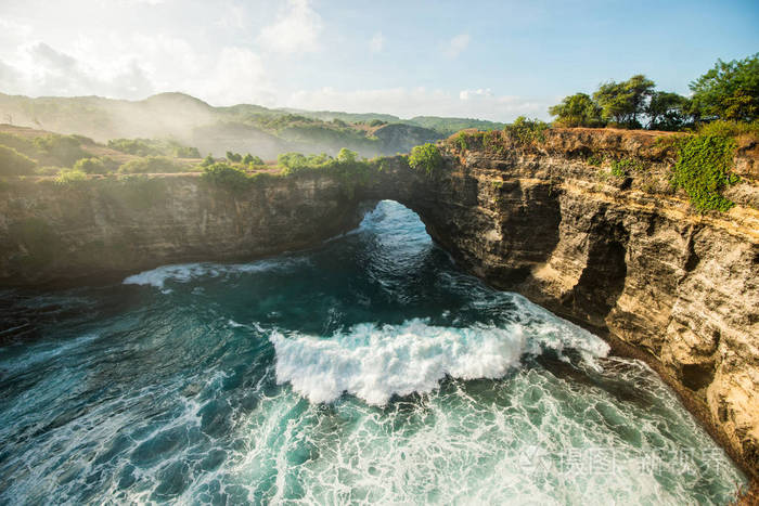 在印度尼西亚的努沙佩尼达或帕西乌格海滩顶级旅游的破碎海滩