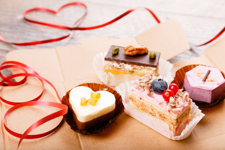 爱概念蛋糕服务在板材, 选择的焦点