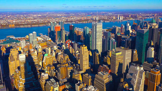 纽约市的天际线与城市摩天大楼在日落。Snmek