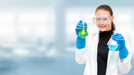 年轻快乐科学家或化学家在实验室拿着试管的肖像。化或医疗技术研发理念..