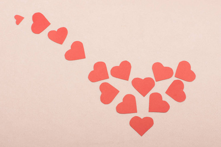 大量的纸情人在粉红色背景下制作更大的心脏