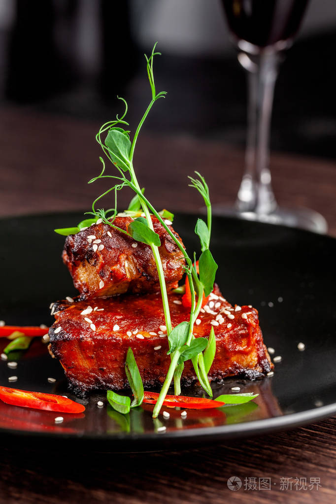 美国美食的概念. 烤猪肉排骨在烧烤酱中烘焙和上釉.