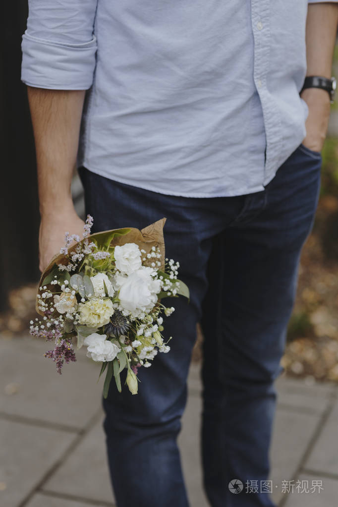 男人拿着一束花