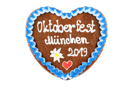 啤酒节2019年姜饼心与白色隔离背景。 十月节是慕尼黑德国的季节性啤酒活动。 传统的心蛋糕。