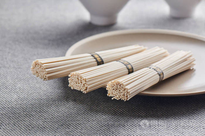 东方和亚洲美食盘子里的生麦乌顿面条