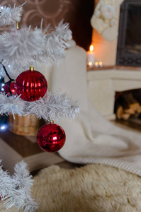 圣诞节新年假期。 壁炉背景下明亮的圣诞装饰品。