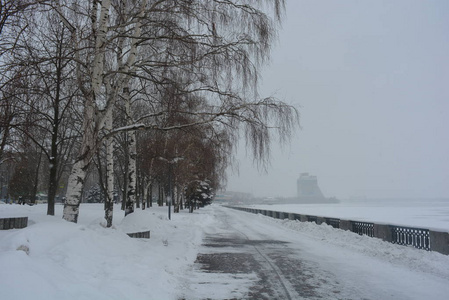 冬天美丽的长廊，有桦树和白雪。 德尼普罗市第聂伯河堤岸