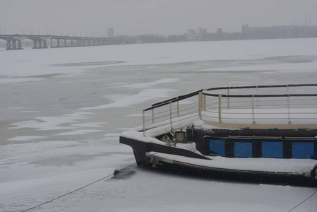 浮动餐厅船停泊在DNIP RO河畔。 冬天的霜冻天气有雪和冻水