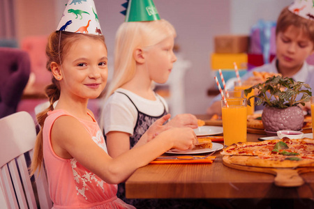 积极高兴青少年在生日庆祝活动