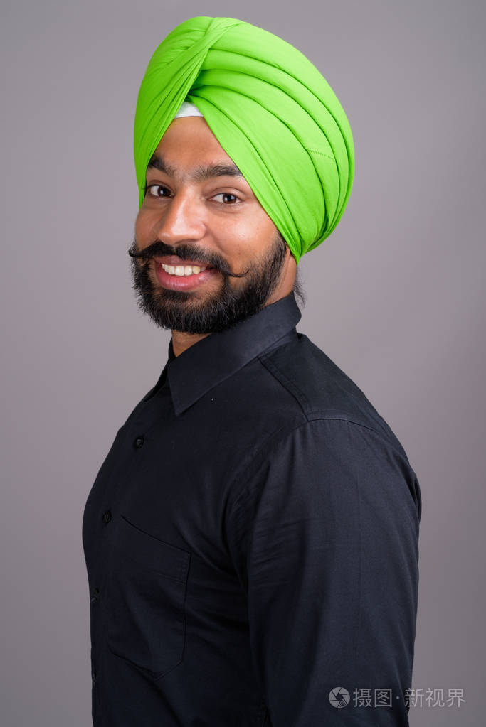 头戴绿色头巾的印度锡克教青年商人