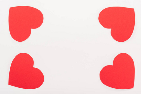 顶部视图红色心形纸卡隔离在白色与复制空间圣瓦林日的概念