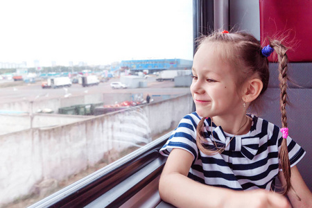 火车上的小女孩望着窗外