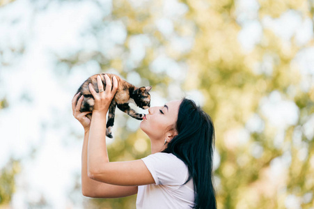 带着可爱的猫的快乐年轻女人