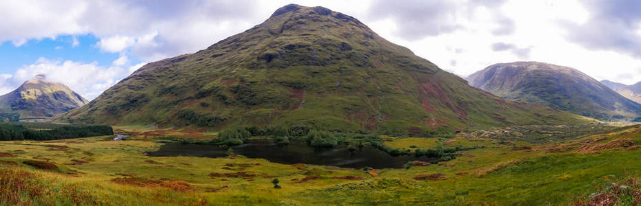 在苏格兰高地的格伦埃特的一座山上欣赏风景