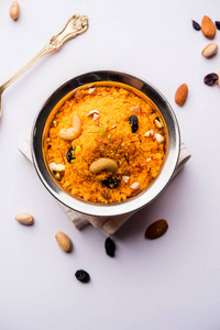 巴丹凯萨尔希拉谢拉或杏仁藏红花哈尔瓦流行的印度甜点放在碗里。 选择性聚焦