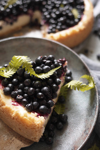 陶瓷盘子上的一块蓝莓芝士蛋糕图片