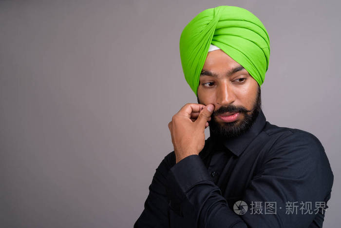 头戴绿色头巾的印度锡克教青年商人
