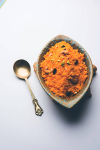 badaamkesarshirashera或杏仁藏红花halwa，流行的印度甜点在碗里。选择性聚焦