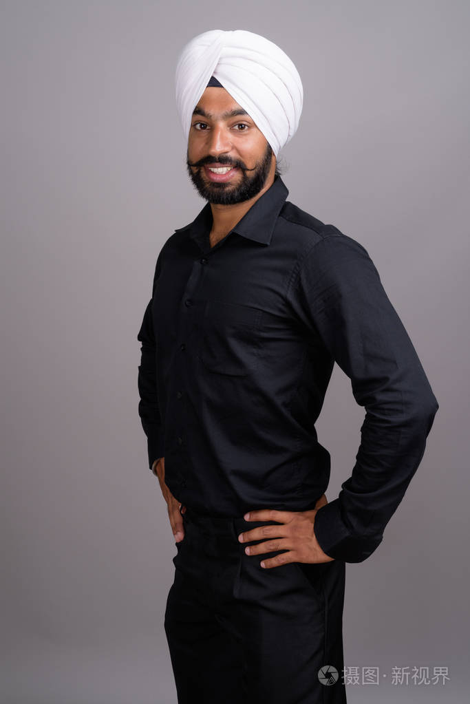 年轻的印度锡克族商人戴着白色头巾