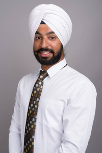 年轻英俊的印度锡克教徒商人戴头巾反对 gr印度锡克教商人戴头巾