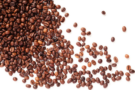 不同种类咖啡豆的混合物。咖啡背景。烤咖啡豆。白色背景下分离的咖啡豆