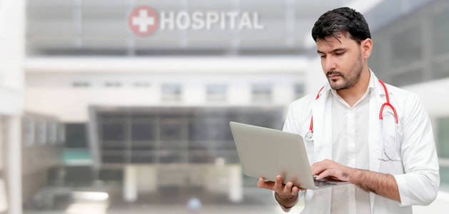 医生在医院用笔记本电脑。医疗保健和医生服务。