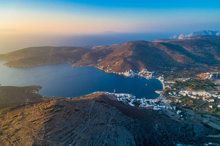 卡塔波拉维尔拉吉阿莫戈斯岛自行车道爱琴海希腊的鸟瞰图