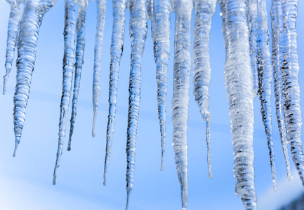 中国传统住宅尖锐的冰柱和融化的雪挂在