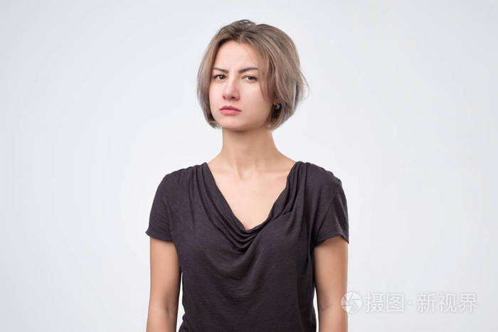 悲伤的女人严肃和关切的样子担心和周到的面部表情