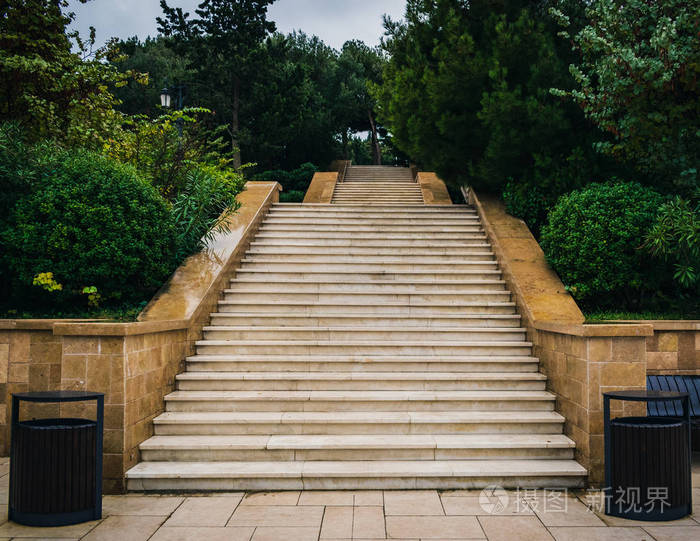 一个美丽的公园在一个阴天的秋天有许多树和一个长长的楼梯在中间2018