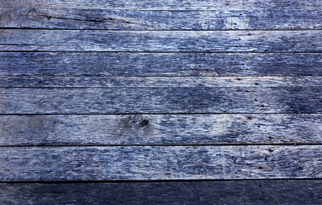 木板纹理深色背景或壁纸。 重叠木墙水平有损坏的旧。 深棕色乡村老谷仓木板背景。 文本复制字体空间