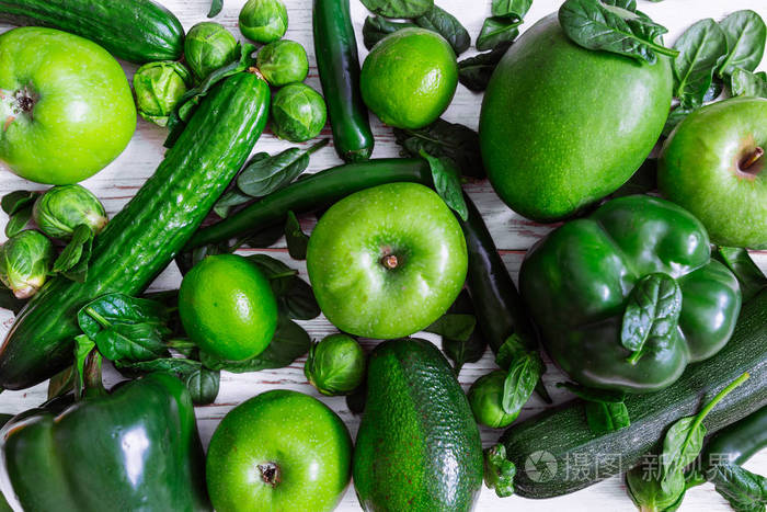 白色木制背景上的绿色蔬菜和水果. 间接视图