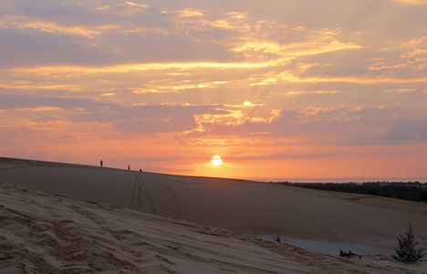 美丽的日出与戏剧性的云景在白沙丘，梅内越南