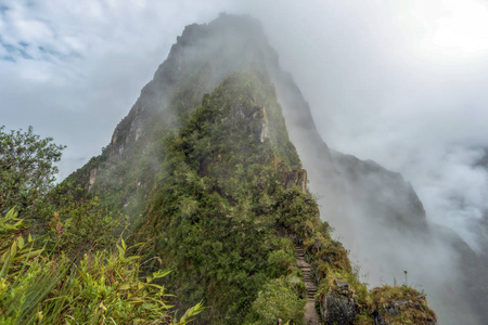秘鲁华雅那比丘山雾蒙蒙的晨景图片
