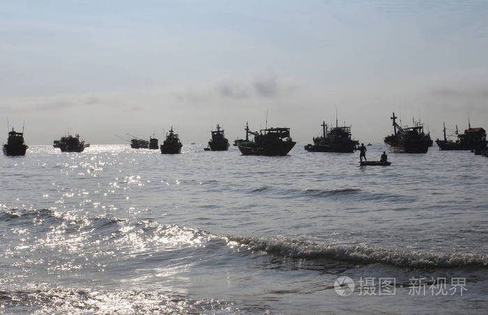 梅内渔村的晨景，越南人在圆形渔船上划船