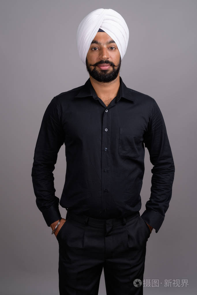 年轻的印度锡克族商人戴着白色头巾