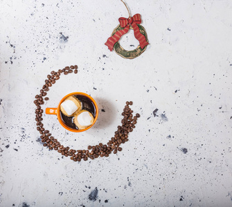 一杯咖啡与棉花糖和豆类在白色大理石背景