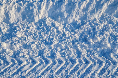 汽车轮胎踩在雪上，它们创造了一个特殊的图案。