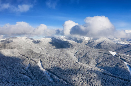 滑雪场斜坡的鸟瞰图。 森林和滑雪坡从空中。 无人机的冬季景观。 滑雪场上的雪景。 空中摄影