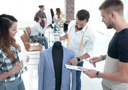 裁缝和设计师讨论男士套装